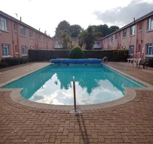 Seaside Apartment With Pool In Paignton, Torbay