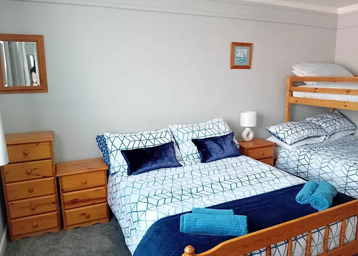 Seaside Apartment With Pool In Paignton, Torbay